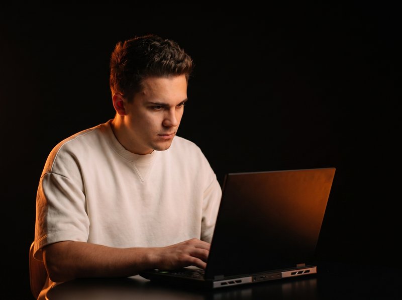 Varianta Sám, jeden člověk u notebooku